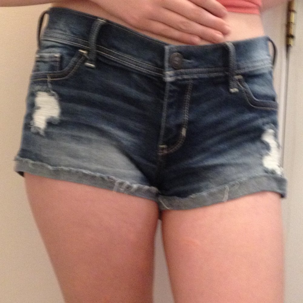 ✨Hollister Distressed Shorts✨
